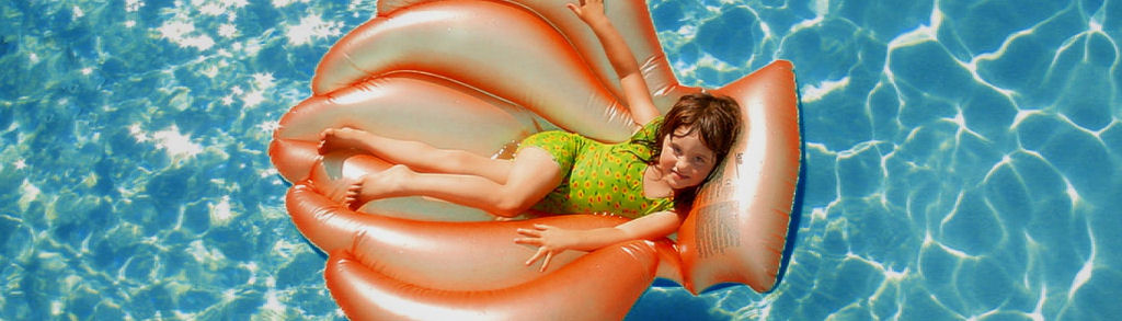 Whirlpool reinigen Kind im Wasser