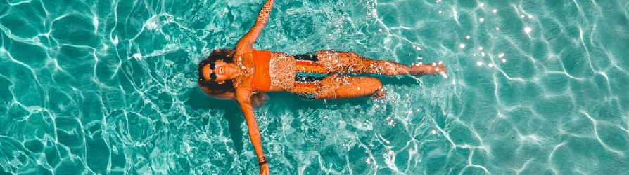 Frau im Bikini im Pool: Schwimmbad-Reparatur