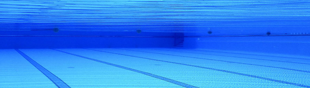 Schwimmbadreiniguns-Firma beauftragen: Klares Poolwasser