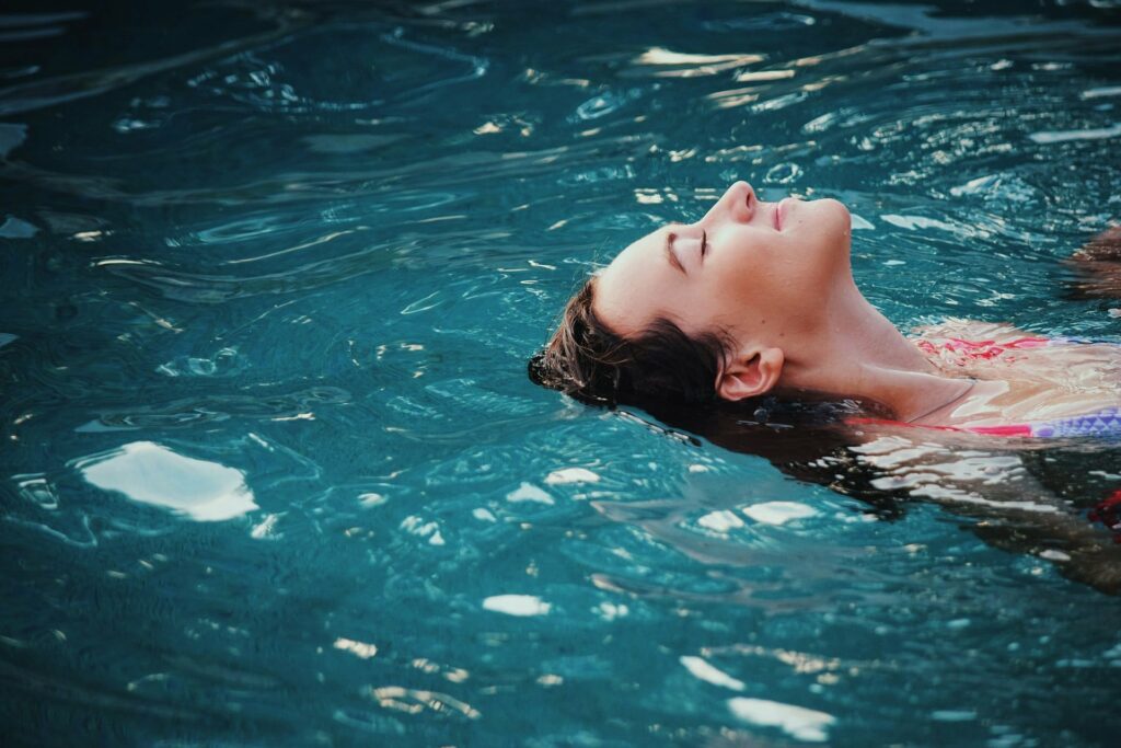 Frau schwimmt im Pool